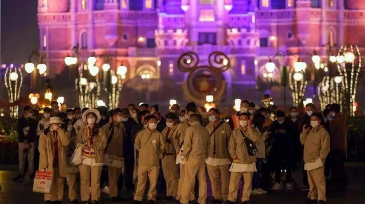 Encierran a 30 mil visitantes de Disneyland Shanhai por Covid